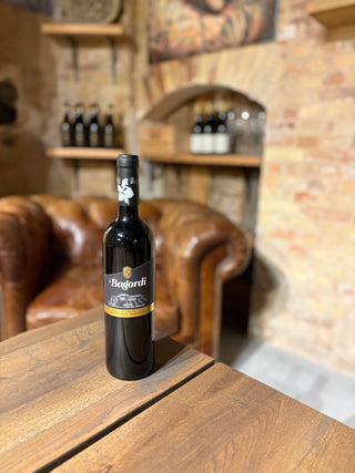 “Flaske Bagordi Rioja Gran Reserva 2008 – økologisk rødvin fra det sydlige Rioja med silkeblød, afrundet smag og noter af røde frugter, nødder, kakao, vanilje og balsamico”