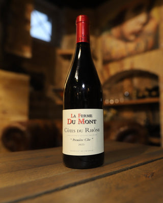 La Ferme du Mont Côtes du Rhône Première Côte 2023 fotograferet i Maestro Vins vinkælder